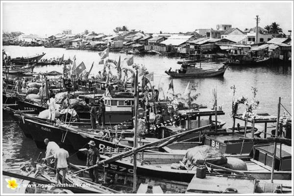 Thuyền đánh cá của ngư dân Phan Thiết neo đậu ở cửa sông Cà Ty đầu những năm 80 - thế kỷ 20